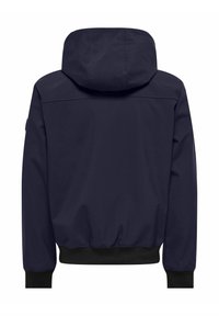 Giacca a cappuccio blu navy con polsini ed orlo elastici, caratterizzata da un tessuto liscio e idrorepellente e da un design minimalista. Visualizzazione dal retro.