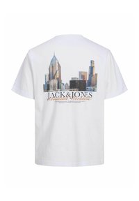 Weißes Baumwoll-T-Shirt mit einem bunten Stadt-Skyline-Graphic auf der Rückseite, darunter der Text "JACK & JONES" in Schwarz und Orange.