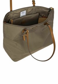 Borsa a spalla verde oliva realizzata in tessuto resistente con manici in pelle marrone. Presenta più scomparti e una chiusura con zip.