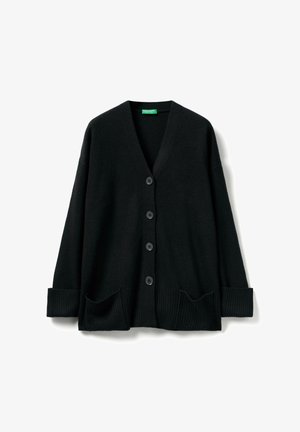 Cardigan nero lavorato a maglia con scollatura a V, cinque bottoni, polsini a coste e due tasche frontali. Il tessuto appare morbido e strutturato.