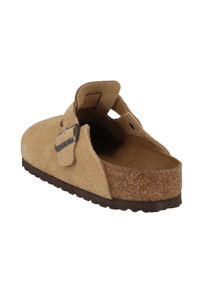 Beige suède instapsandaal met een kurken voetbed en een brown rubberen zool, met een metalen gespband en een open achterkant.