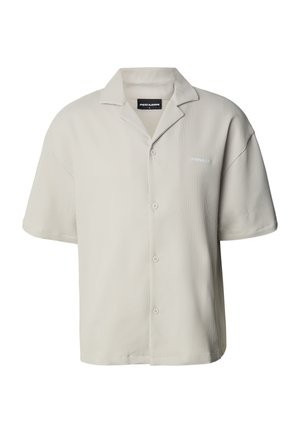 Gaiši pelēka īsroku krekls ar ribētu tekstūru, atvērtu apkakli un pogu priekšpusi. Kreisajā pusē ir neliels logo.