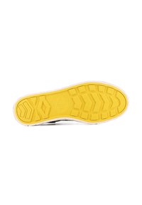 Suola nera di una sneaker con un fondo giallo in gomma texture. Presenta un motivo a zigzag e un logo rotondo al centro. I bordi sono bianchi.