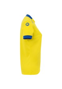 Polo giallo con colletto blu e polsini blu, realizzato in tessuto liscio con un logo stampato sulla manica sinistra.