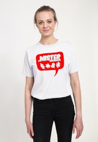 Hvid bomuld t-shirt med et stort rødt taleboble-graphic med teksten ".MISTER" og symboler. Korte ærmer, klassisk pasform.