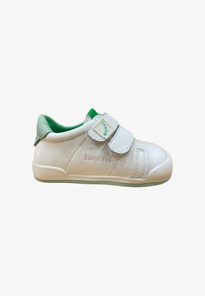 Zapato para niño pequeño de cuero blanco con forro interior verde, dos correas de velcro, suela blanda y marca "Blanditos" en el lateral.