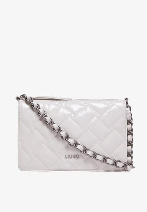 Bolso bandolera de cuero acolchado blanco con cadena plateada y cierre de cremallera, con la marca LIU JO en letras plateadas en la parte frontal.