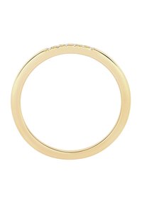 Anillo de oro con una superficie lisa y pulida, borde ondulado decorado con pequeñas piedras claras a lo largo de un lado.