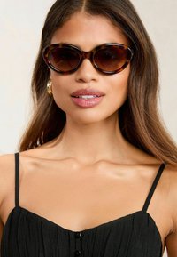 Lipsy Aurinkolasit - brown