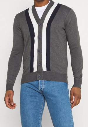 Grau Cardigan mit V-Ausschnitt, mit weißen und marineblauen vertikalen Streifen. Strickstoff, fünf Knöpfe, gerippte Bündchen und Saum.