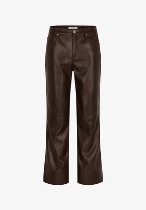 Donkerbruine synthetische leren rechte broek met voorkouwen, riemlussen en een knoopsluiting in de taille.