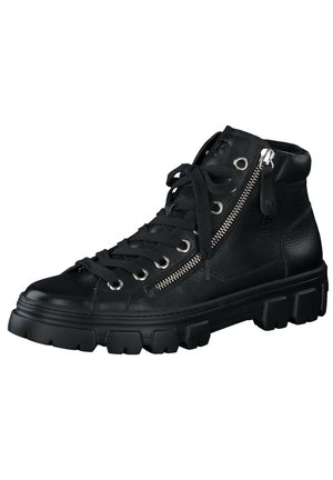 Czarne wysokie buty ze skóry z teksturowanym wykończeniem, okrągłym noskiem, metalowymi przelotkami i bocznym zamkiem błyskawicznym. Gruba gumowa podeszwa z głębokim bieżnikiem.