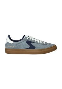Zapatillas de ante gris con acentos en azul marino, cordones blancos y suela de goma. Presenta detalles de costura y marca en relieve en el lateral.