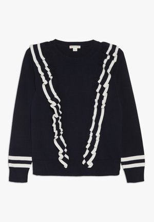 Marineblå sweater med hvide stribede flæser langs fronten og ærmerne. Har rund hals og ribbet kant ved ærmerne. Klassisk pasform.