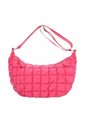 Leuchtend rosa, gesteppte Schultertasche mit verstellbarem Riemen und Reißverschluss an der Oberseite.