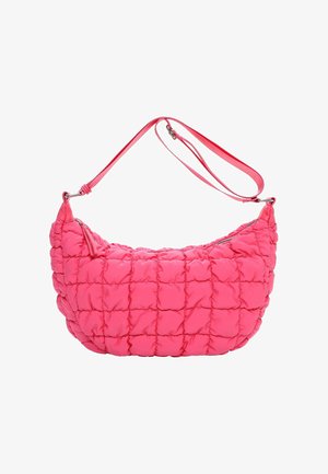 Jasnoróżowa pikowana torebka na ramię z regulowanym paskiem i zamkiem błyskawicznym u góry.