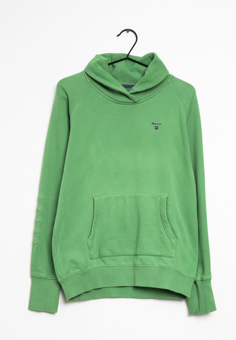 Sweat à capuche vert avec une poche devant, poignets et bas côtelés, petit logo sur la poitrine, suspendu sur un cintre noir sur fond blanc.