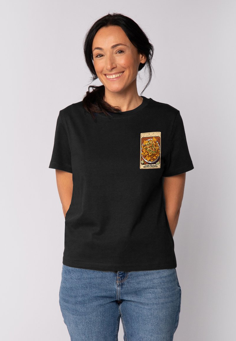 Schwarzes Baumwoll-T-Shirt mit einem bunten, detaillierten Grafikdesign auf der linken Brustseite. Kurze Ärmel und lässige Passform.