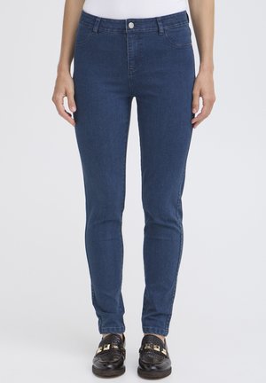 Jeans in denim slim fit di colore blu scuro, con una vita classica e bottone in metallo, tasche anteriori e posteriori, e una texture liscia.