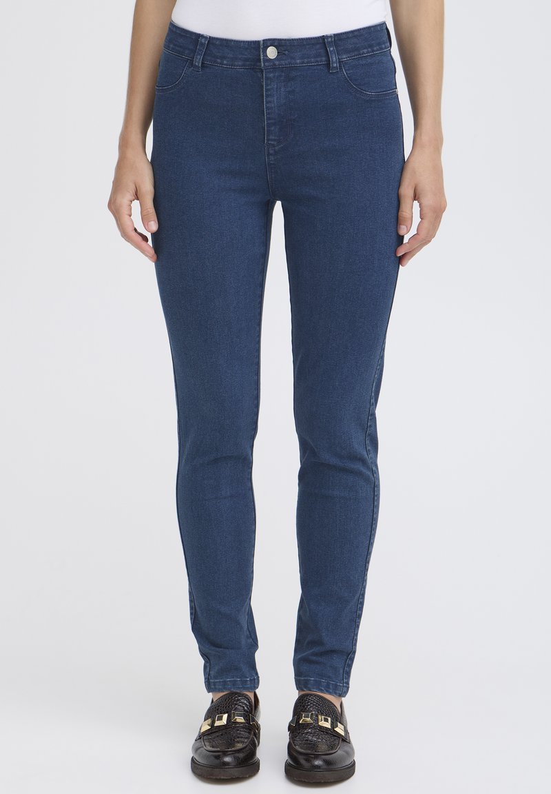 Jean en denim slim fit bleu foncé, avec une taille classique et un bouton en métal, poches avant et arrière, et texture lisse.