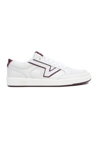 Sneaker bianco con accenti bordeaux, caratterizzato da un design perforato, lacci piatti e una suola texturizzata. Marchio sui lati e sul retro.