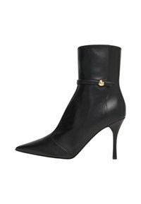 Stivaletto alla caviglia in pelle nera con punta appuntita, tacco a stiletto sottile e una cinghia stretta con dettaglio dorato intorno alla caviglia.