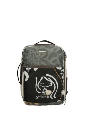 Zaino con stampa animalier e tasca frontale con illustrazione stilizzata di un volto femminile e la parola "dea" in lettere bianche.