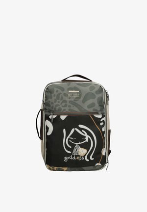 Zaino con stampa animalier e tasca frontale con illustrazione stilizzata di un volto femminile e la parola "dea" in lettere bianche.