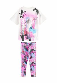 T-shirt graphique blanc avec des imprimés floraux colorés et du texte ; leggings assortis avec des motifs rose, bleu et noir. Tissu mélangé en coton.