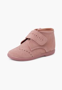 Rožinės zomšinės kulkšninių botų su Velcro dirželiu, dekoratyviniais perforacijomis, apvaliu priekiu ir atitinkančia gumine pada. Viso bato paviršius lygus.