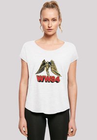 Balta trumpa rankovė t-shirt su apvaliu iškirpimu, kuri apipavidalinta auksine ir juoda sparnuota personažo grafika bei raudonu "WW84" tekstu.