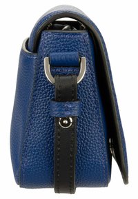Borsa in pelle blu texture con tracolla nera e parti in metallo argentato. Presenta un design angolare con manico superiore e dettaglio della tasca laterale.