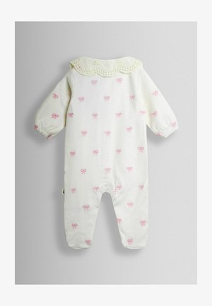 Bela otroška enodelna obleka iz blaga z vseh robov valovitim ovratnikom z okrasnimi izrezki in roza loki po celotnem vzorcu. Dolgi napihnjeni rokavi.