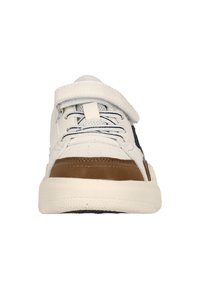 Baskets blanches avec des accents marron, semelle en caoutchouc texturé et languette en mesh. Comprend des lacets et une sangle ajustable pour la fermeture.