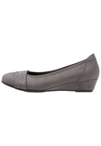 Scarpa a conchiglia in suede grigia con punta arrotondata, decorata con piccole strass sul davanti. Presenta un tacco a zeppa basso e un interno imbottito.