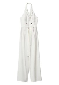 Mono blanco con escote halter y cierre de doble botón. Presenta una cintura ceñida con cinturón y un diseño de pierna ancha con textura suave.