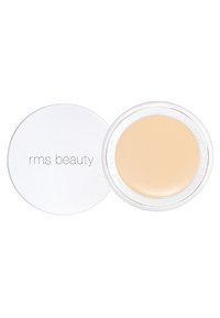 RMS Beauty concealer i en rund hvid beholder. Cremet beige produkt synligt indeni. Glat tekstur, minimalistisk design.