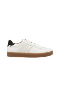 Sneaker in pelle bianca con accentuazione nera sul tallone, suola in gomma e cuciture tonali. Presenta tre strisce embossate sul lato.