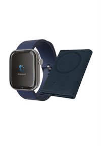 Montre carrée étanche avec un cadre argenté et un bracelet en silicone bleu marine, aux côtés d'un portefeuille en cuir bleu foncé présentant un design circulaire.