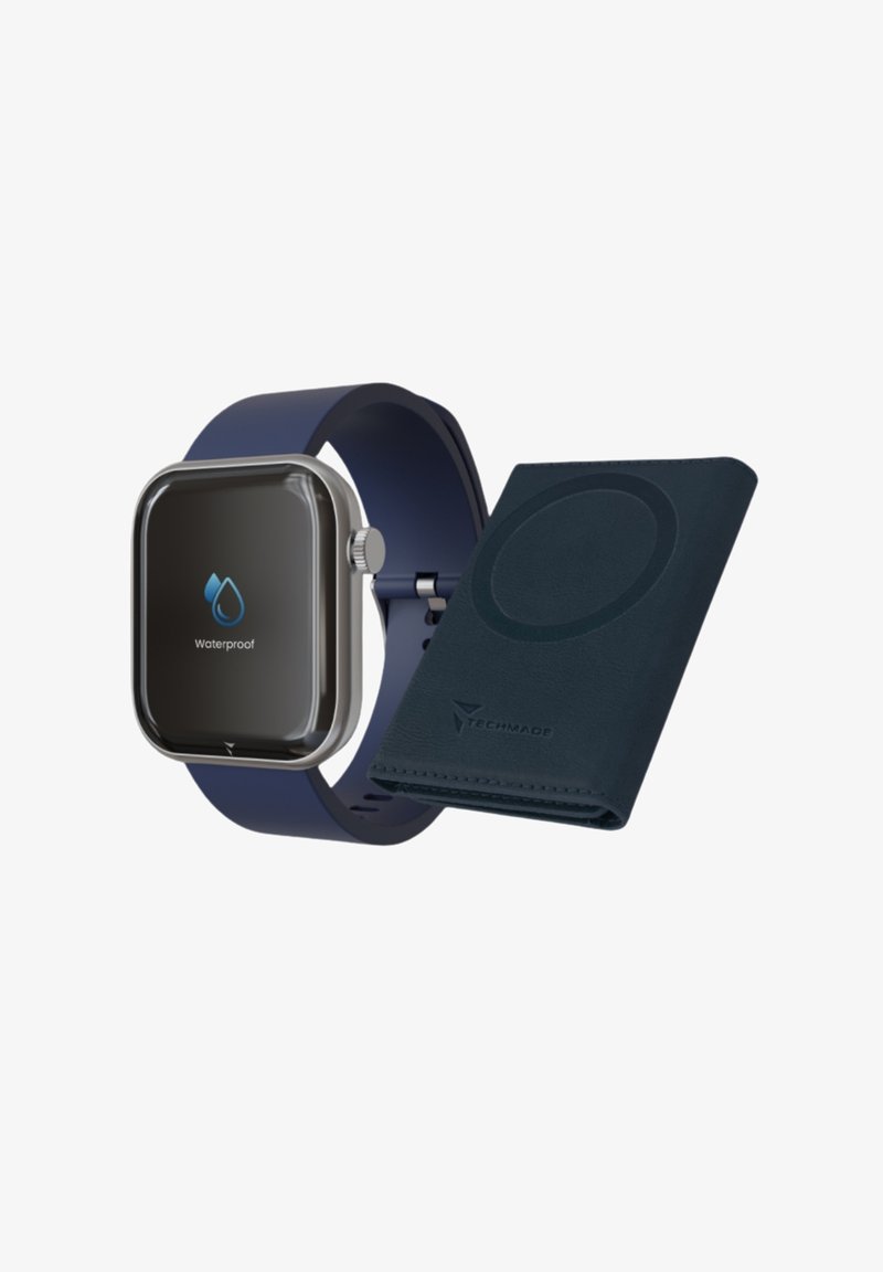 Smartwatch quadrato impermeabile con una cornice argentata e un cinturino in silicone blu navy, insieme a un portafoglio in pelle blu scuro con un design circolare.
