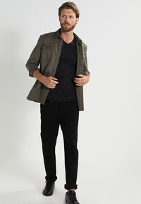 Pier One by Zalando - 2 PACK - Basic T-shirt - black Thumbnail Image 1