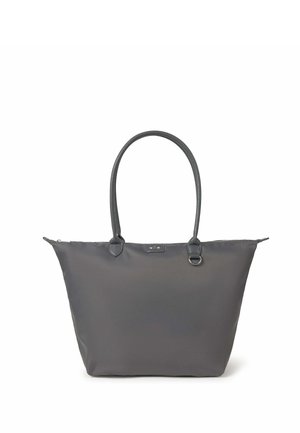 Bolso tote grande gris con dos asas largas y cierre de cremallera, fabricado con tela lisa con detalles sutiles de adorno en cuero.