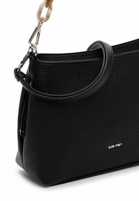 Sac à main en cuir texturé noir avec poignée courte et bandoulière chaîne amovible avec fermoir et anneaux liés.