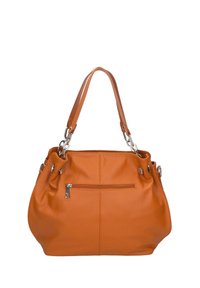Bolso de mano de cuero naranja con forma redondeada, doble asa, herrajes plateados y un bolsillo delantero con cremallera. Textura suave con detalles de costura.