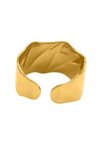 Bracciale in metallo dorato con finitura liscia e lucida, caratterizzato da un design ondulato e testurizzato e con estremità aperte per una vestibilità regolabile.