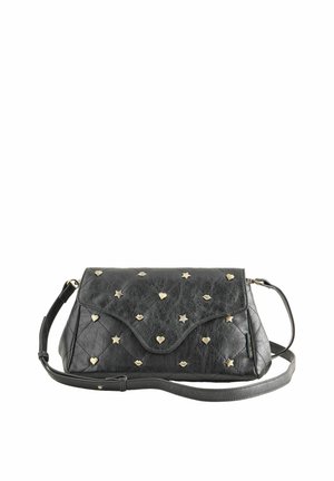 Borsa a tracolla in pelle nera con borchie dorate a forma di stella, cuore e labbra e tracolla regolabile su sfondo bianco.