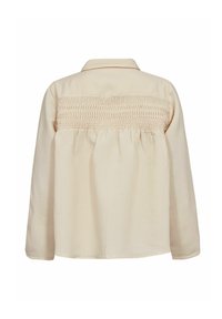 Kreemikarvaine pluus, millel on krae, rippuvad detailid seljaosas, pikad varrukad ning lõdvestunud sobivus veidi kõverdatud äärega.