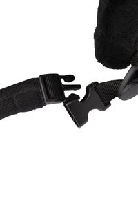 Svart selen med texturerad tyg, har en plastspänne och justerbar klipp. Inkluderar ett robust band för säker fastsättning.
