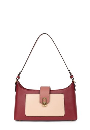 Borsa in pelle rossa e beige con forma strutturata, pattina frontale, accessori in oro e una sola tracolla. Superfici lisce e testurizzate.