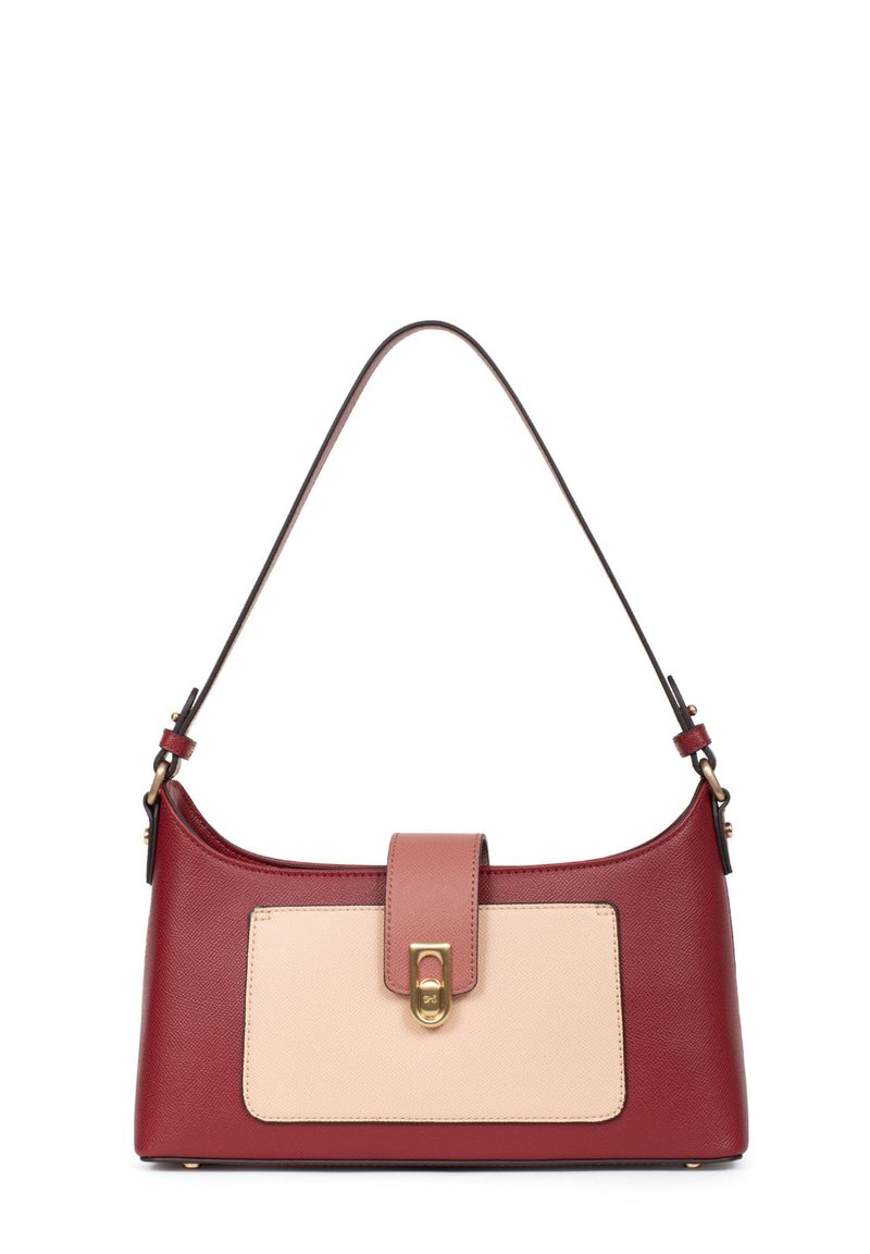 Borsa in pelle rossa e beige con forma strutturata, pattina frontale, accessori in oro e una sola tracolla. Superfici lisce e testurizzate.